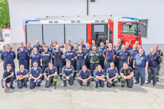 33 Teilnehmer aus dem Bezirk Mistelbach sowie zwei Gäste aus dem Bezirk Tulln absolvierten am 25. und 26. April 2025 erfolgreich die Einsatzmaschinistenausbildung in Ladendorf.  | Foto: BFKDO-Mistelbach – J. Plach