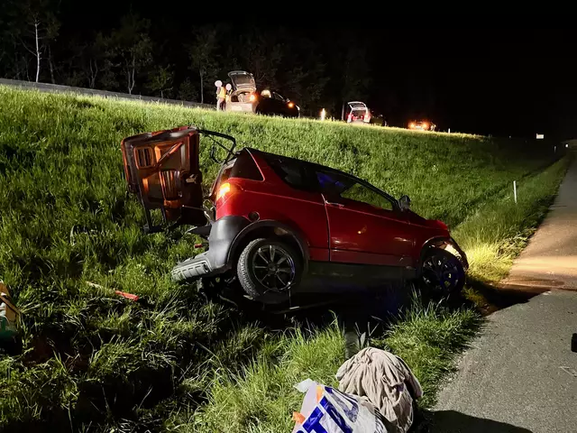 Ein Pkw wurde von der Straße geschleudert. | Foto: Feuerwehr Grafendorf
