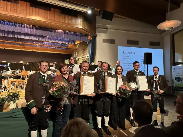 Neustift: Auch in Neustift wurde der festliche Rahmen des Frühjahrskonzertes für die Ehrung verdienter Musikanten genutzt. | Foto: Michaela Mair