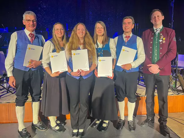 Karl Weissenböck, Teresa Weissenböck-Edy, Elena Platzer, Kathrin Wegerer, Martin Köstinger erhielten von Bezirkskapellmeister Sebastian Stritzl die Ehrungen überreicht (v.l.) | Foto: MV Hohenberg