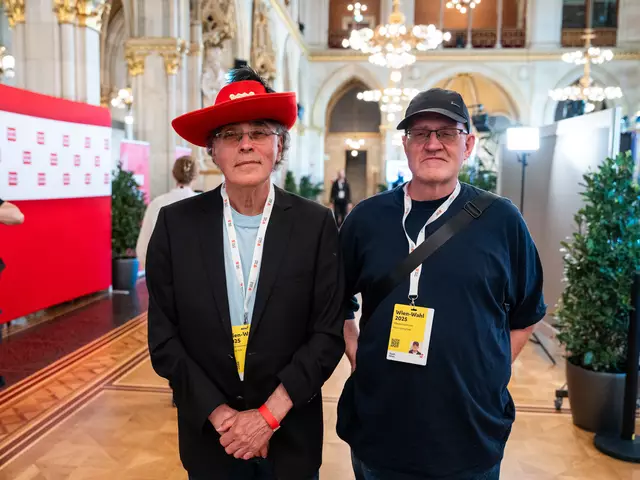 Zwei drei drei Herzpartei-Musketiere: Anatolij Volk (l.) und Plattform Obdachlose-Obmann Hans-Georg Peitl. | Foto: Valentina Marinelić / MeinBezirk