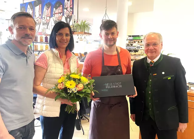 Feldbachs Bürgermeister Josef Ober (r.) und Ortsvorsteher Gemeinderat Christoph Langer wünschen Thomas Gartner und Alexandra Flaßer alles Gute. | Foto: Stadtgemeinde Feldbach