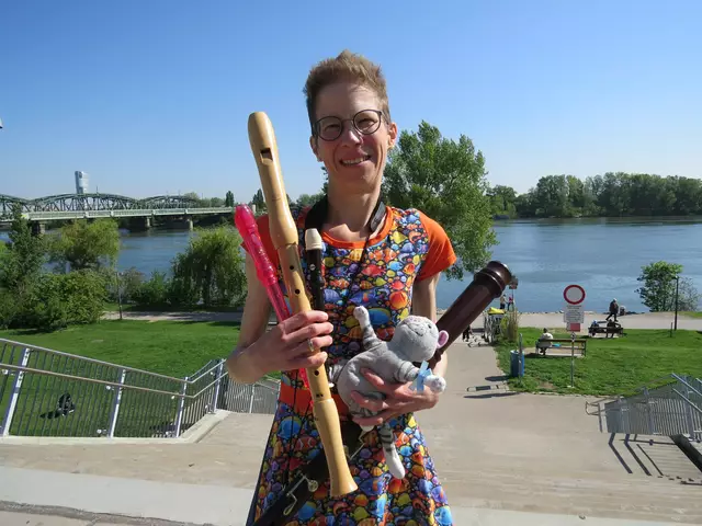 Das Maskottchen Ta-Mu-Kater und die verschiedenen Flöten von Elisabeth Jungmayer-Kögler sind bei den Kindern sehr beliebt. | Foto: Sabine Krammer