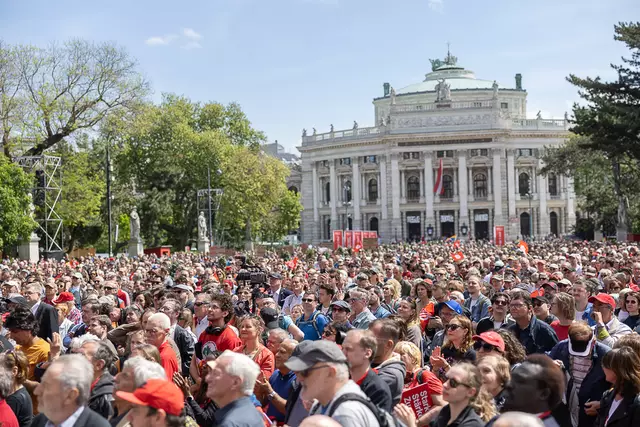 Der SPÖ-Maiaufmarsch sowie zahlreiche 1.-Mai-Veranstaltungen sorgen für eine Ringsperre sowie mehrere Öffi-Anpassungen bei den Wiener Linien am Donnerstag. (Archiv) | Foto: René Brunhölzl/RMW