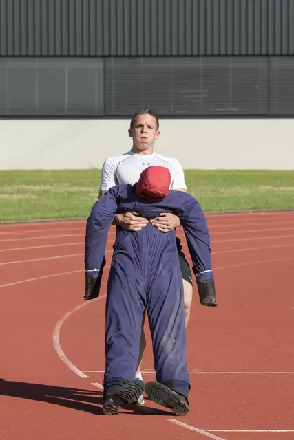 Der körperliche Eignungstest ist eine Herausforderung für die Fitness. Die schwere Puppe ist eine der größten Challanges.  | Foto: Berufsfeuerwehr Graz