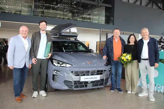 Auch Wartbergs Bürgermeister Franz Karlhuber (links) und Vizebürgermeister Manfred Huemer (3.v.re.) schauten bei Richard, Marianne und Roland Egger (v.li.) im Autohaus vorbei. | Foto: Manfred Wiesmüller