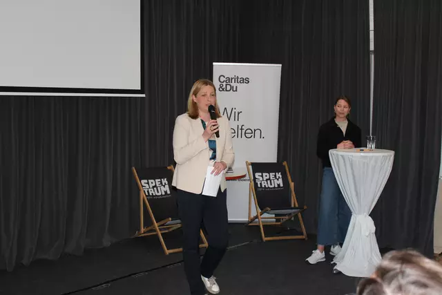 Caritas Direktorin Nora Tödtling-Musenbichler mit der Moderatorin Svenja Kränke | Foto: Helga Gößwellner