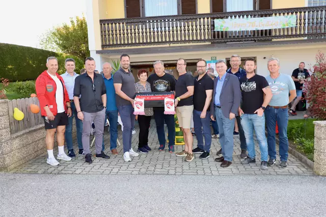 Bgm. Günter Müller und Vertreter des Sportvereins gratulierten Franz Bauer, im Bild mit Gattin Hermine, zum 70. Geburtstag. | Foto: Alfred Mayer