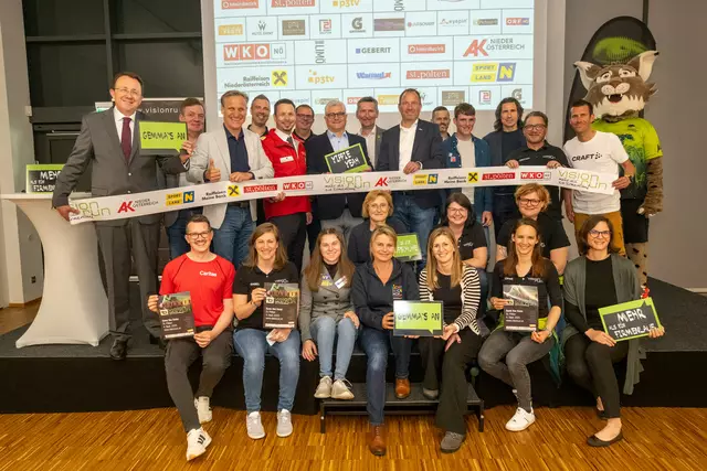 Alle auf einem Foto: Partner und Vertreterinnen und Vertreter der Spendenprojekte | Foto: Attila Izmir