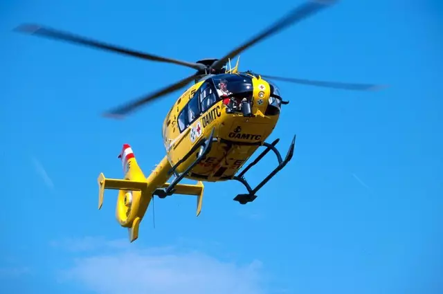 Der Motorradlenker erlitt bei dem Verkehrsunfall Verletzungen schweren Grades und wurde mit dem Rettungshubschrauber Christophorus 2 in das Landesklinikum Horn geflogen. (Archivbild) | Foto: ÖAMTC
