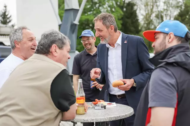 Arbeiterkammer-Präsident Gerhard Michalitsch suchte beim Würstelessen das Gespräch mit Arbeitnehmerinnen und Arbeitnehmern.