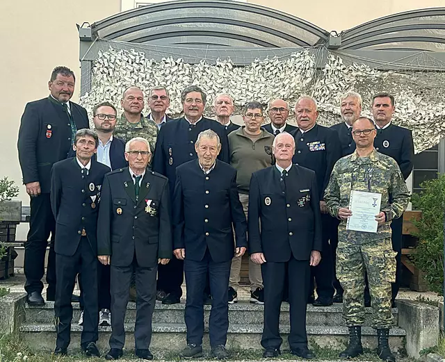 Josef Kohzina, Christian Rohringer, BGM Erich Stubenvoll, Oberst Hans-Peter Hohlweg, Stefan Menyhart, Herbert Eidelpes, OBM Walter Ofenauer, Harald Pemsel, Otto Zechmeister, Simone Förster, Lambert Rohrböck, Johann Diewald, HBO Walter Kirchsteigere, Herbert Ofenauer, Obstlt. Herwig Graf, Manfred Österreicher. | Foto: ÖKB