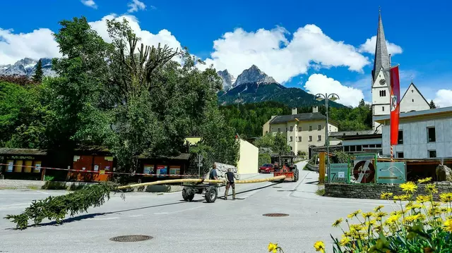 Maibaumaufstellen in Pfarrwerfen. | Foto: Gemeinde Pfarrwerfen