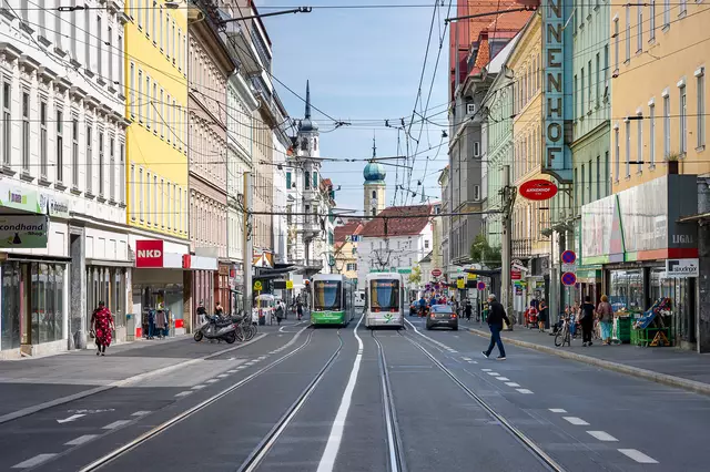 Über den Sommer werden sich in der Annenstraße keine Straßenbahnen begegnen. Stattdessen sind Schienenersatzbusse im Einsatz. | Foto: Jörgler