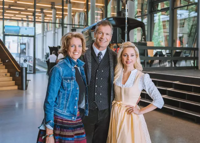 MundArtFestival-Roas&amp;MysteryBox Martina Löwe, Geschäftsführerin der Öst. Krebshilfe, Armin Assinger und Silvia Schneider. | Foto: Simeon Baker