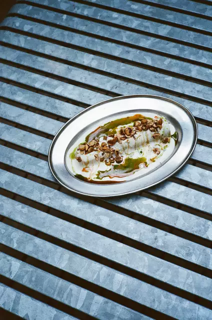 Gegrillter Lauch auf einer veganen Mandelcreme. | Foto: Café Kandl