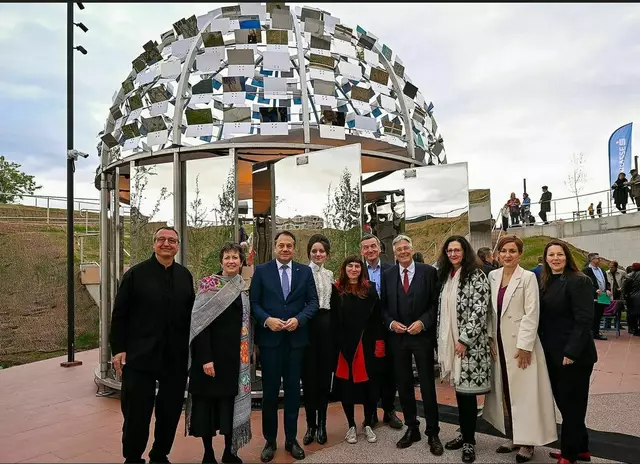 Gleichzeitig mit der Eröffnung von "Kunst der Meister" übergibt LH Dr. Peter Kaiser die Ingrid Bachmann Kuppel als Gastgeschenk an die Europäische Kulturhauptstadt Nova Gorica/Gorizia 2025 ihrer Bestimmung. | Foto: Foto LPD/Helge Bauer