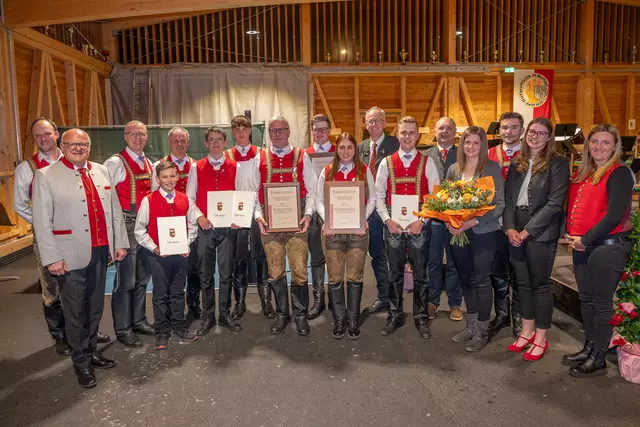 Foto der Geehrten:
von li nach rechts: Markus Ferner, Bez.Obm. Karl Macheiner, Obm. Armin Aigner, Manuel Grambichler, Kpm Peter Stiegler, Tobias Ofner, Jakob Mandl, Erwin Wurnitsch, Daniel Schiefer, Anna Mandl, Bgm Manfred Sampl, Julian Perchtold, Bez Kpm Günther Binggl, Claudia Sampl, Jakob Feiel, Annika Perner Bez.-Obm-Stv, Christina Gell Kpm.Stv. | Foto: Lukas Korbuly