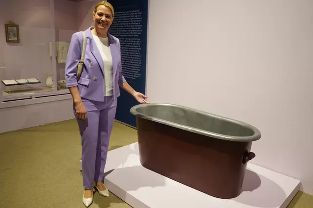 Landesrätin Daniela Winkler bewundert die Badewanne aus dem Besitz Maria Rainerias, die im Palais in Bozen verwendet wurde | Foto: Andrea Glatzer
