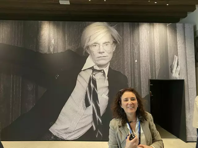 Kulturfahrt zu "Kunst der Meister": 2. Station: Warhol-Ausstellung in Gorizia: Bekanntes aus dem Schaffen des Künstlers aber sehr viel Neues und Unbekanntes - Faszinierende Schau! - eine der zwei FührerInnen durch die umfangreiche Ausstellung!