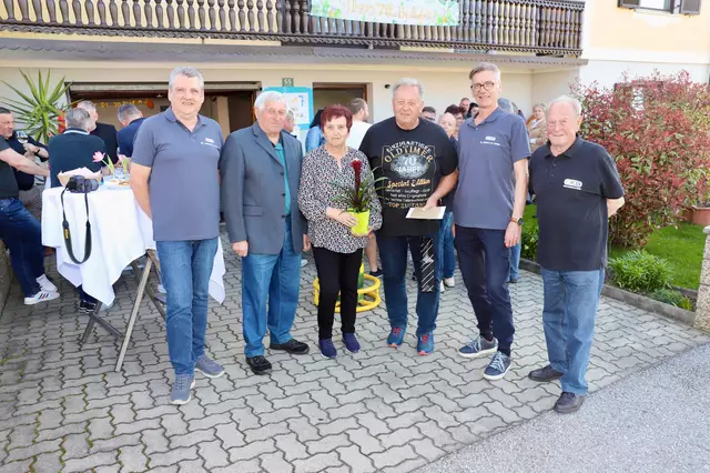 Auch der ÖKB-Ortsverband St. Johann gratulierte.. | Foto: Alfred Mayer
