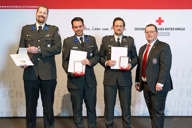 Philipp Nowak (2.v.r.) und Robert Strauss (3.v.r.) bekamen das Große Ehrenzeichen in Silber, Christoph Berghofer (l.) bekam das Große Ehrenzeichen in Gold verliehen. | Foto: J. Webersink / Rotes Kreuz Knittelfeld
