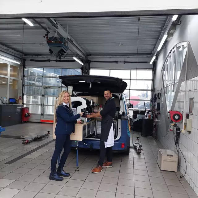 Ein Kaffee aus dem "Kofferraum" - für das leibliche Wohl war bestens vorgesorgt. | Foto: PIA WRN