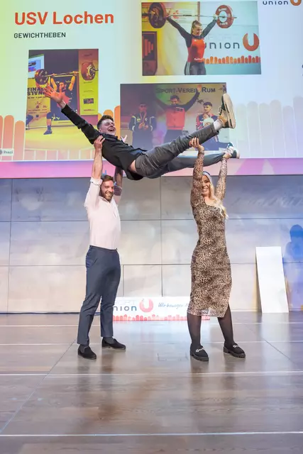 Lena Raidel und Jakob Weber (USV Lochen) griffen zu DJ Julian Winter, um ihre Sportart Gewichtheben vorzuführen.