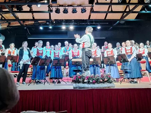 Nach dem erfolgreichen Frühjahrskonzert applaudierte Kapellmeister Hannes Langreiter seinen Musikantinnen und Musikanten  
 | Foto: Maria Danzl