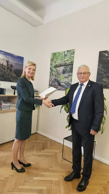 Bezirkshauptfrau Doris Bund und Bürgermeister Johann Posch. | Foto: Gemeinde Groß Sankt Florian
