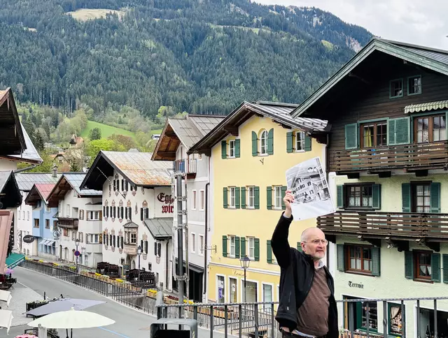 Wido Sieberer vor dem historischen Eggerwirt (hi. Mi.) in der Gänsbachgasse. | Foto: Kogler