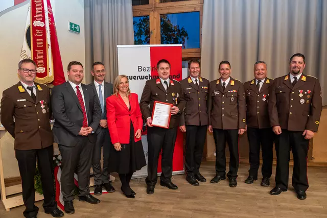 Neben einigen Beförderungen wurde Martin Wörndle (Feuerwehr Brixen) mit dem Verdienstzeichen des BFK Kitzbühel Silber ausgezeichnet. 
 | Foto: Thomas Mair jun.