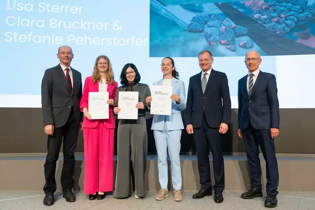 1. Platz Steyr-Brücke Hinterstoder von links: Innungsgeschäftsführer Markus Hofer, Stefanie Peherstorfer, Lisa Sterrer, Clara Bruckner, LH Thomas Stelzer, Georg Neumann (Landesinnung Bau) | Foto: Röbl