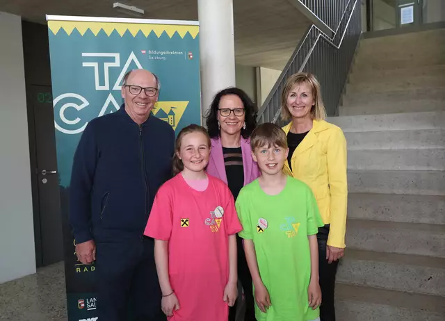 Landesrätin Daniela Gutschi, Ulrike Embacher (Campleiterin) und Gerhard Pusch (Geschäftsführer Pro Talente) mit Schülerin Constanze und Schüler Tobias | Foto: Land Salzburg/Neumayr/Hölzl