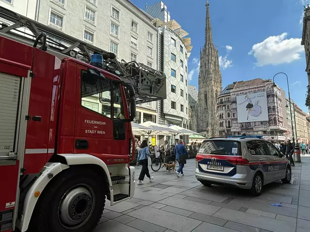 Feuerwehr und Polizei sind nach wie vor im Herzen Wiens im Einsatz. Am Montagabend kam es zu einem Brand, bei dem ein lebloser Mann entdeckt wurde. Ein Rätsel für die Polizei. | Foto: MeinBezirk Wien
