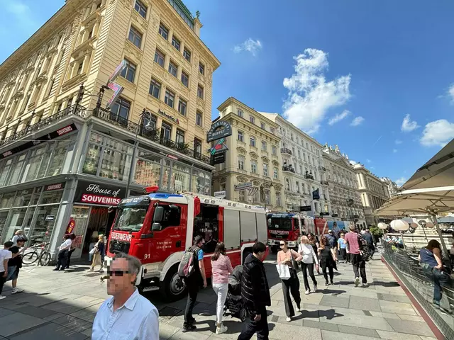 Im Herzen Wiens sind auch am Dienstag noch zahlreiche Einsatzkräfte nach einem Kellerbrand zu sehen. Eine leblose Person wurde am Abend zuvor entdeckt. Die Polizei ermittelt. | Foto: MeinBezirk Wien