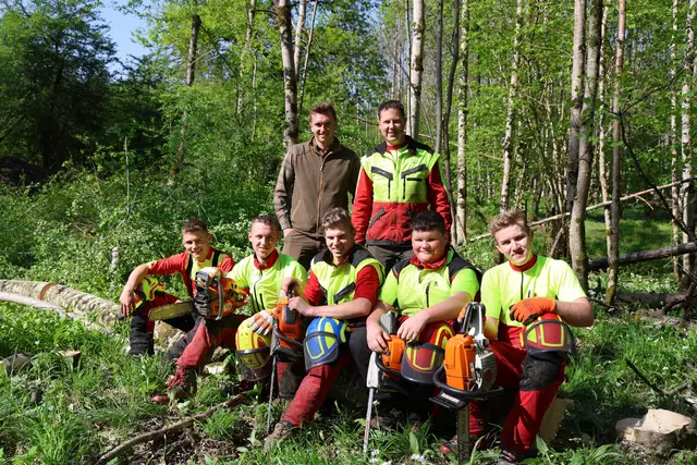 Schülerinnen und Schüler der Landwirtschaftlichen Fachschule Klessheim Kleßheim roden im Rahmen der Projekttage Erlen und setzen Weiden, um den Biber dorthin zu locken, wo er keinen Schaden anrichtet und Platz hat. Im Bild: Revierleiter Julian Seitlinger mit Lehrer Stephan Widmayer und den Schülern Florian Perschl, Martin Handlechner, Tobias Haberlandner, Alexander Achleitner und Laurenz Dutka beim Fällen der Erlen. | Foto: Land Salzburg/Melanie Hutter