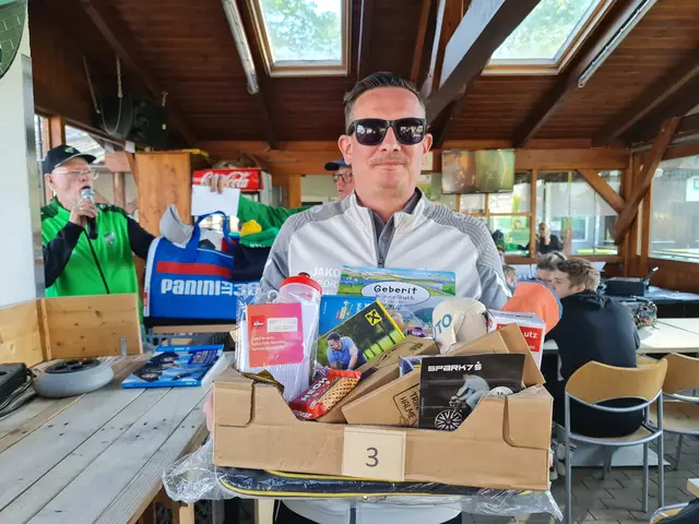 Auch Bernd Strobl hatte Glück und gewann einen Tombola-Preis.

 | Foto: Cornelia Strobl