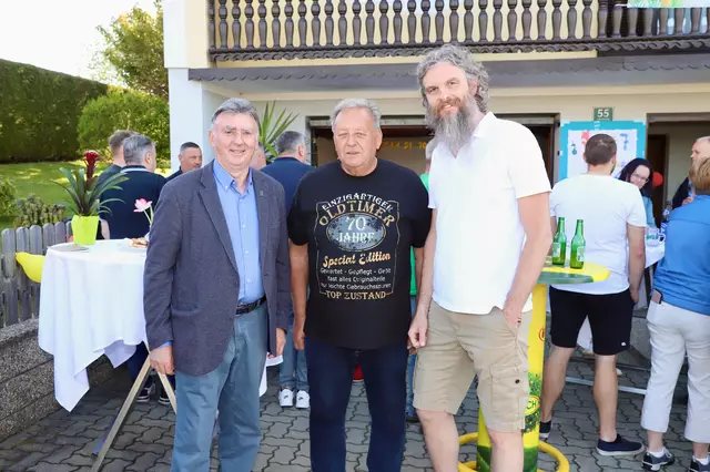 Der Jubilar mit Bgm. Günter Müller und dem Hartberger Vizebürgermeister Markus Gaugl. | Foto: Alfred Mayer