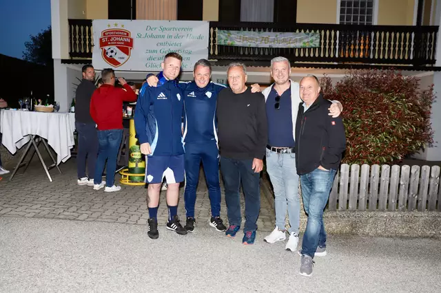 Unter den Gratulanten waren auch die TSV Juniors Hartberg. | Foto: Alfred Mayer