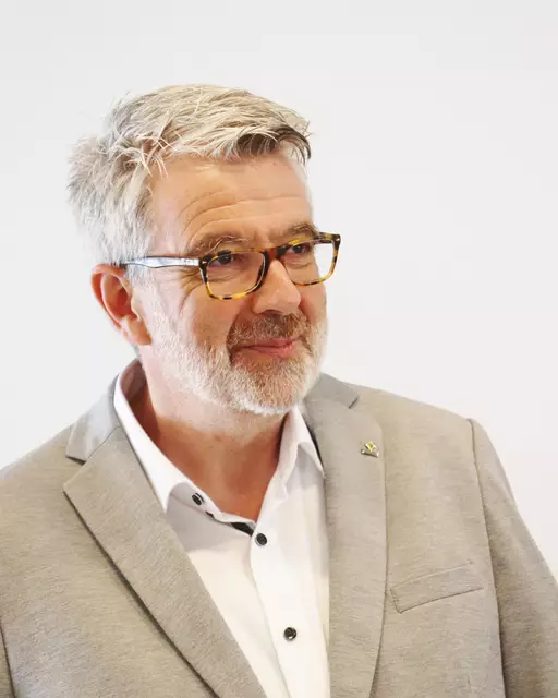 Krebshilfe-Geschäftsführer Christian Scherer eröffnet die Veranstaltung rund um Mode und Padel-Tennis in Semriach. | Foto: Edith Ertl