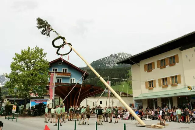 Maibaumaufstellen in Filzmoos im Pongau. | Foto: alpenhof.com