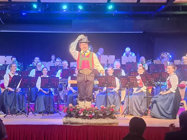 Mit seinem glitzernden Zylinderhut glänzte Kapellmeister Hannes Langreiter als Dirigent der Bundesmusikkapelle Erpfendorf  | Foto: Maria Danzl