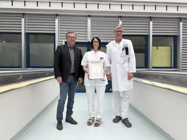 DGKP Melanie Heidegger, Leitung Krankenhaushygieneteam. Primar Hannes Gänzer,
Pflegedirektor Franz Gruber,  | Foto: BKH Schwaz