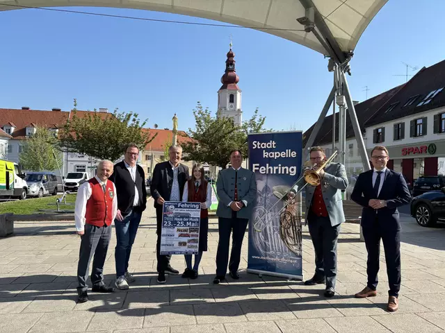 Franz Gingl, Peter Wendler, Johann Winkelmaier, Lena Paierl, Thomas Karner, Klaus Sundl und Michael Schnepf (v. l.) laden zum Jubiläumsfest und Konzertreigen in Fehring ein. | Foto: MeinBezirk