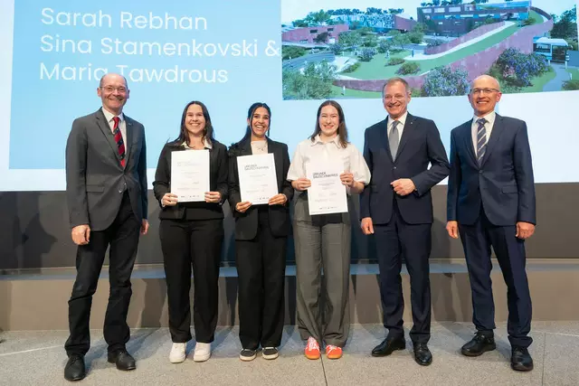 1. Platz Stadtteilentwicklung Perg. Am Foto von links Innungsgeschäftsführer Markus Hofer, Sina Stamenkovski, Maria Tawdrous, Sarah Rebhan, Landeshauptmann Thomas Stelzer, Georg Neumann (Landesinnung Bau).

 | Foto: Foto Röbl