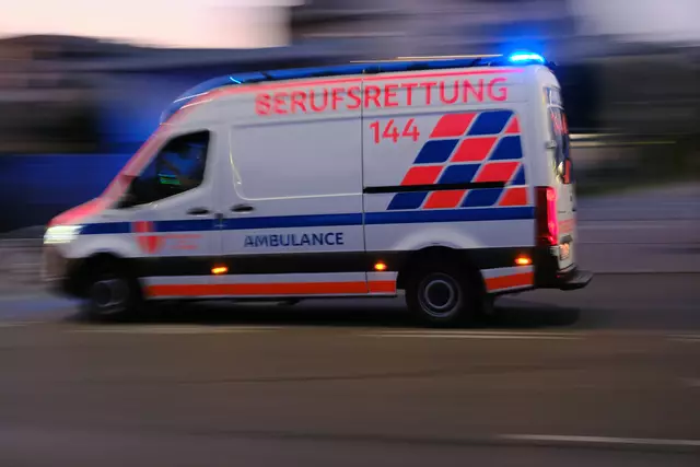 Zunächst wurde noch versucht, den Leblosen zu reanimieren. Doch ohne Erfolg. (Symbolfoto) | Foto: Robert Kalb / picturedesk.com 