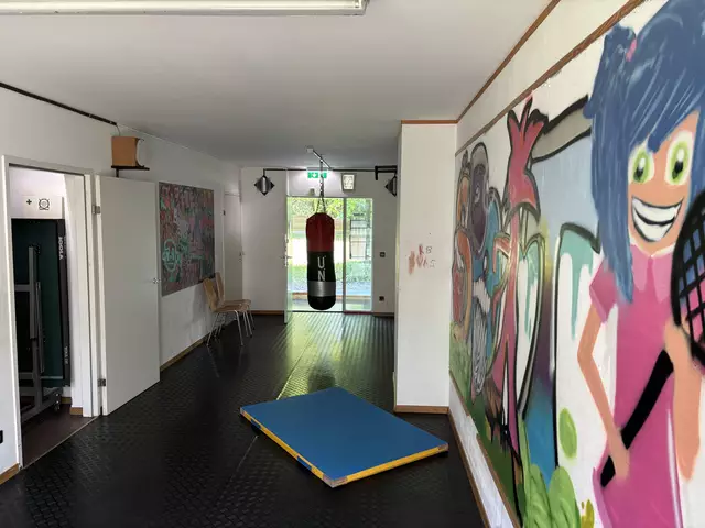 Das Corner hat auch einen eigenen Sportraum mit Boxsack, Sprossenwand und Tischtennistisch. | Foto: Schrofner