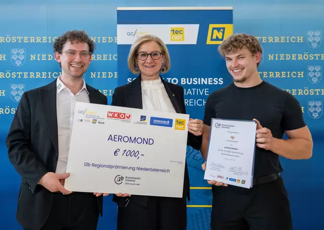 Landeshauptfrau Johanna Mikl-Leitner mit (li.) AEROMOND-Gründer Matthias Kleveta und (re.) seinem Bruder. | Foto: NLK Filzwieser