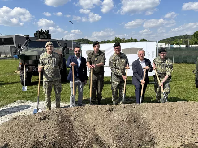 Oberst Bernhard Köffel, Amtsdirektor Christian Petritz, Brigadier Andreas Bayer, Brigadier Heinz Zöllner, Bürgermeister Josef Ober und Oberst Günter Rath (v. l.)  | Foto: MeinBezirk 